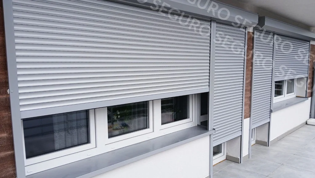 Srebrne zewnętrzne rolety adaptacyjne RAL9006
